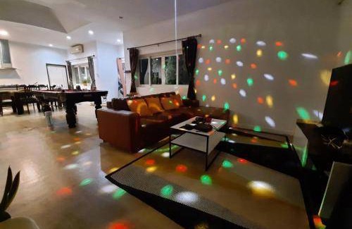 Nong Pla Lai House | 400 m² House ∙ 5 bedrooms ∙ 14 guests