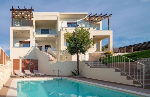 Loutra House | 400 m² House ∙ 6 bedrooms ∙ 13 guests