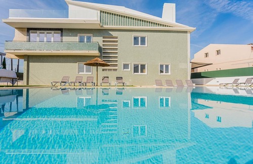 Charneca de Caparica e Sobreda Villa | 400 m² Villa ∙ 9 bedrooms ∙ 20 guests