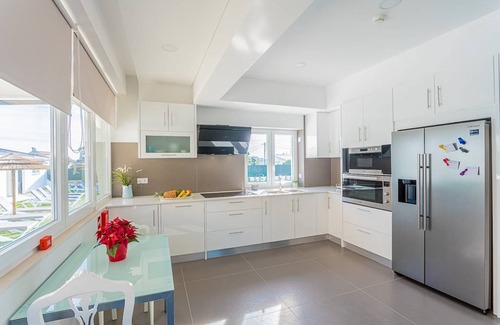 Charneca de Caparica e Sobreda Villa | 400 m² Villa ∙ 9 bedrooms ∙ 20 guests