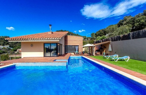 Caldes de Montbui Villa | 400 m² Villa ∙ 4 bedrooms ∙ 8 guests