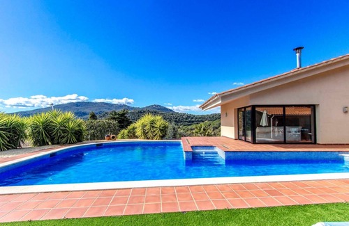 Caldes de Montbui Villa | 400 m² Villa ∙ 4 bedrooms ∙ 8 guests