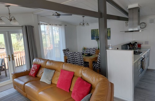 Scalby Cabin | 40ft x 20ft luxury holiday lodge near Scarborough; 3 bed, sleeps 6, hot tub