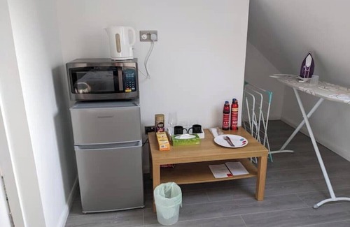 Ashford House | 40m2 Bedroom + Ensuite 15-min From LHR + 10 min From Thorpe Park
