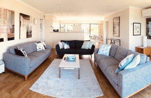 Smiths Beach House | 41 Waikiki - OCEANFRONT VIEWS TO DIE FOR.