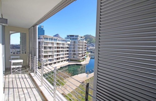 Victoria and Alfred Waterfront Apartment | 410 Harbour Bridge is a luxurious self-catering apartment.