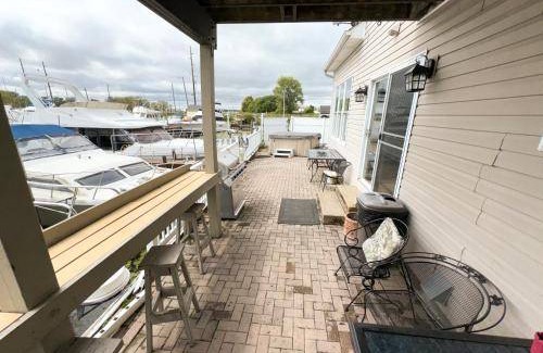 Anchor Bay Harbor Boat Rental | 42 m² Houseboat ∙ 2 bedrooms ∙ 6 guests