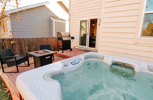 Thornton House | 420Friendly HotTub Theater Pooltable Jacuzzi Tub