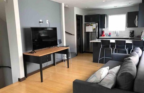 University District House | 4212 UW 2-Bedroom modern Townhouse N Seattle home
