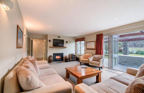 Lake Hayes Cabin | 450 m² Lodge ∙ 6 bedrooms ∙ 15 guests
