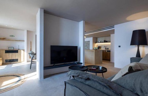 Kithnos Villa | 450 m² Villa ∙ 3 bedrooms ∙ 20 guests