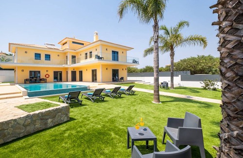 Montechoro Villa | 450 m² Villa ∙ 4 bedrooms ∙ 10 guests