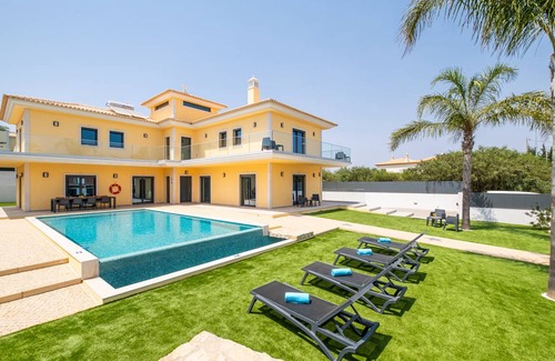 Montechoro Villa | 450 m² Villa ∙ 4 bedrooms ∙ 10 guests