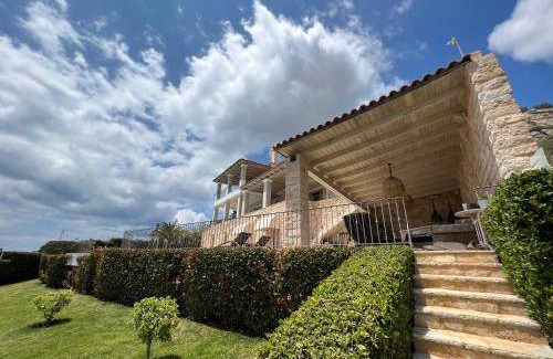 Saronida Villa | 450 m² Villa ∙ 5 bedrooms ∙ 13 guests