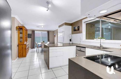 Glenmore Park Villa | 450 m² Villa ∙ 6 bedrooms ∙ 15 guests