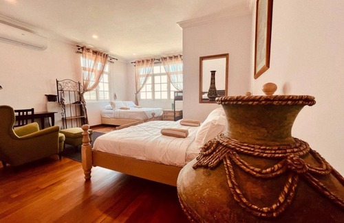 George Town House | 465 m² Bungalow ∙ 4 bedrooms ∙ 18 guests