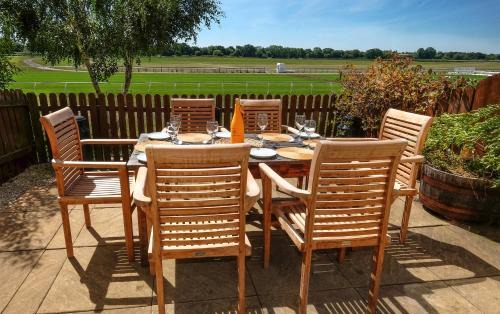 Stratford-upon-Avon House | 47 Wetherby Way, 3 bedrooms, sleeps 6, easy walk to town, Parking, Self Catering, Great View