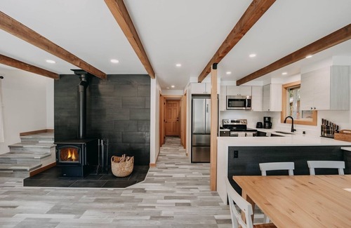 Glacier Cabin | 48SL - Newly Renovated! H/T - WiFi - Pets Ok - Sleeps 7 by RedAwning