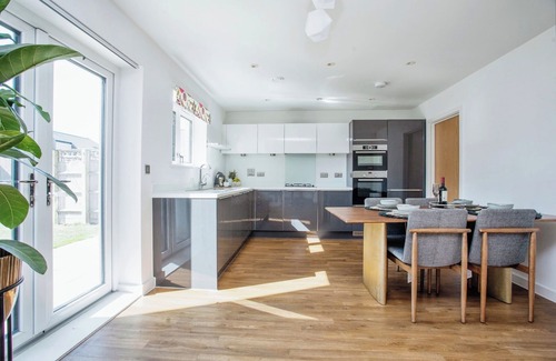 Milton Keynes House | 4B Lake Retreat Home – 8' walk to lake! Ideal for Business Travelers & Family!