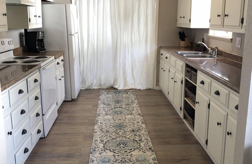 Dunsmuir House | 4BD/1BA Large Remodeled Home 50 Yards to River!
