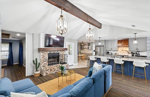 Keller House | 4BD/2BA Bohemian x Southern Getaway w Pool+Cinema