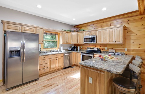 Ellijay Cabin | 4Bdr+ Loft ~ Dog Friendly~ Hot tub~ Game Room ~ Resort Pool ~ Fire Pit- Ellijay