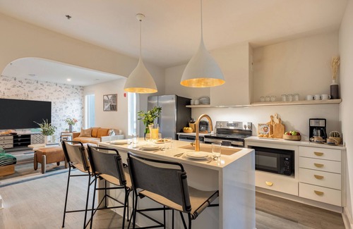 Five Points House | 4BDR Suite w/Private Rooftop Patio | 5mins to DT!