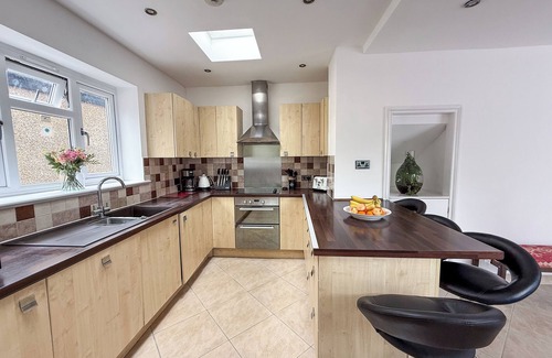 Farnborough and Crofton House | 4Bed Contractor Ready & Family Retreat -Private Parking plus Garden