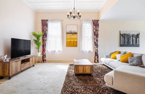 Chatswood House | 4Bed Spacious Villa in Chatswood