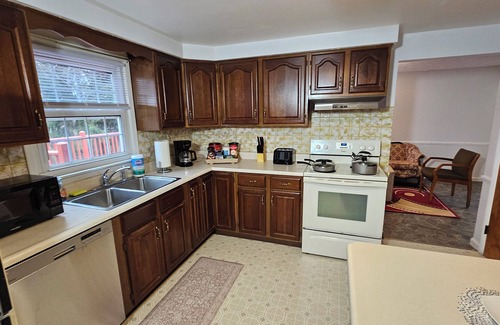 Murrysville House | 4BR, 2.5 bath, 2 Garage, large deck and office space in Murrysville PA