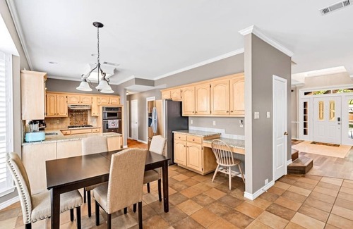 Grapevine House | 4BR, 2.5BA, sleep 11, close to highway and airport