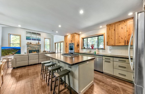 Tahoe Paradise House | 4BR-3BA Mountain Modern, Hot Tub, quiet wooded neighborhood next to river