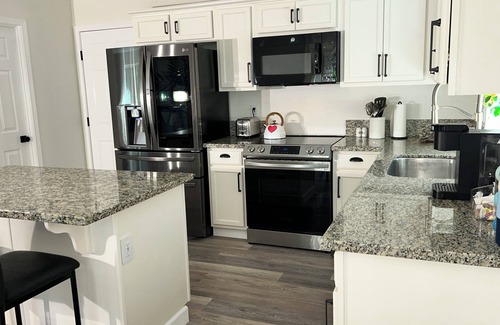 Troutdale House | 4BR,4 King Beds, 5 minute walk to Edgefield Mcmenamins, Pool Table, Full Kitchen