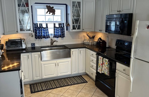 Rye House | 4BR Beach House - Perfect for Families! 5 minutes walk to two beaches.