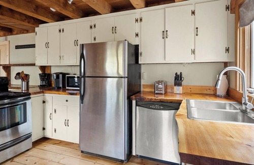 Moscow House | 4BR Classic Vermont Cabin w/Fireplace, A/C, & Grill — 10 min to Stowe Village