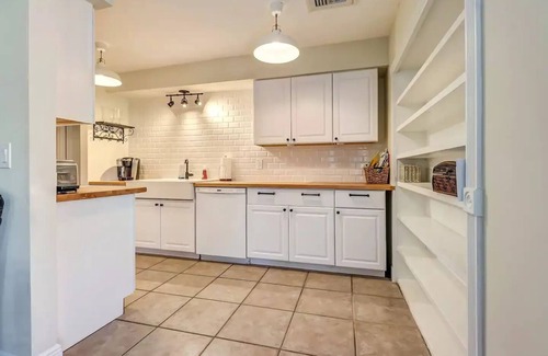 Sunset Park House | 4BR Home with backyard Fire Pit - Near Golf course & Edison Estate