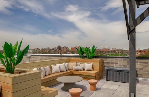 Pilsen Apartment | 4BR Near downtown w/Rooftop lounge