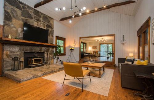 Hendersonville House | 4BR Retreat-Porch-Fireplace-Ping Pong