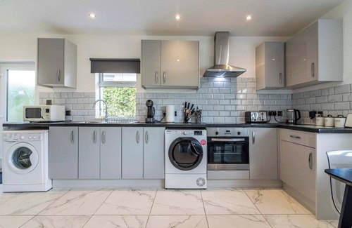 Bramcote House | 4br-sleeps8-privategarden-freeparking