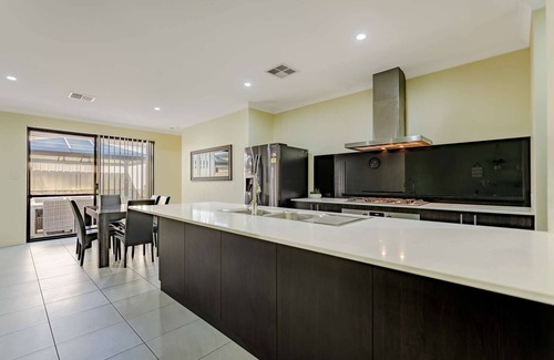 Lakelands House | 4BR Spacious Family Home w/Outdoor Dining & Games