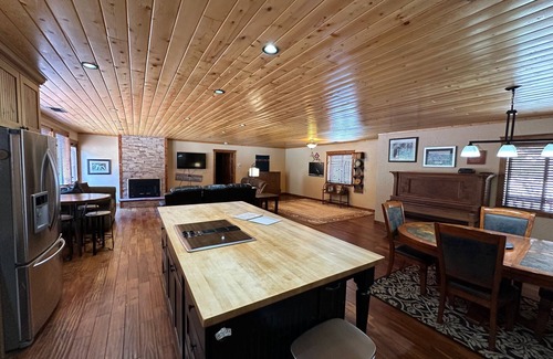 Taos Ski Valley House | 4K View w/Hot Tub Heart of Red River Sleeps up to 10