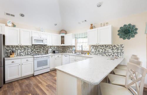 Corolla Light House | 4min Walk to Beach with Resort Pool Gym Hot Tub