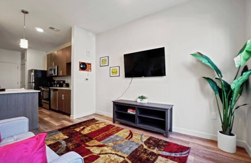 Downtown Louisville Apartment | 4th Street Suites - Ali King Bed Suite