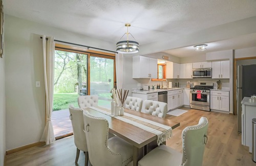 Akron House | 5 Acres - 3 King Beds - Fairlawn Campfire Nights!