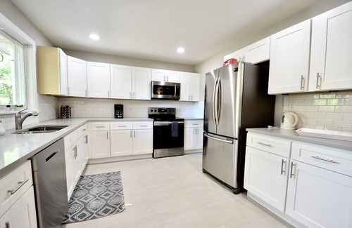 Columbine Valley House | 5-Bdrm-Remodeled-Modern-New-Appliances-Furniture