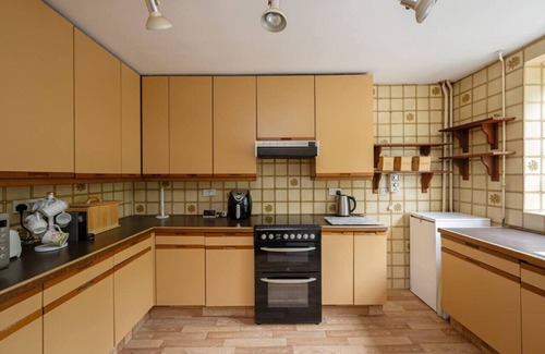 Oakleigh House | 5-Bed Home with Private Parking behind gated and only 25 Mins To Central London
