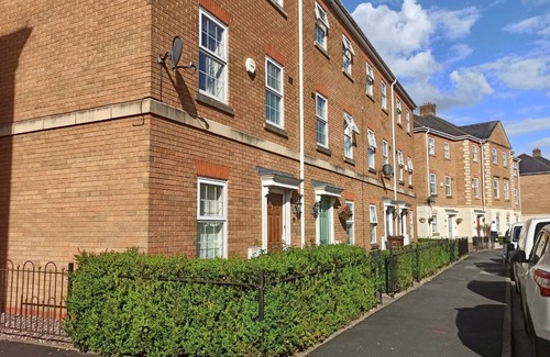 Dickens Heath House | 5 BED PET FRIENDLY HOME - PERFECT FOR CROFTS