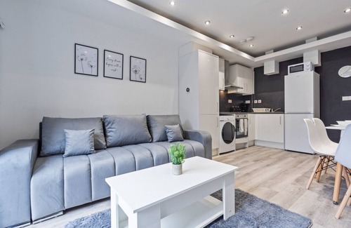 Banbury House | 5 Bedroom 3 Bathroom House Free Parking WiFi