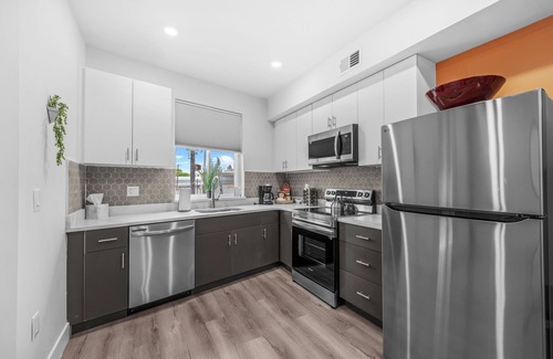 Center City Apartment | 5 Bedroom, 4.5 Bath, Pool Table, Garage!