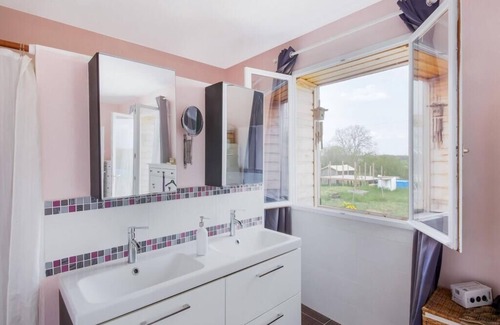 Bouconville House | 5 bedroom-5 bathroom Gîte with free wifi and parking chez Mostarlić B&B